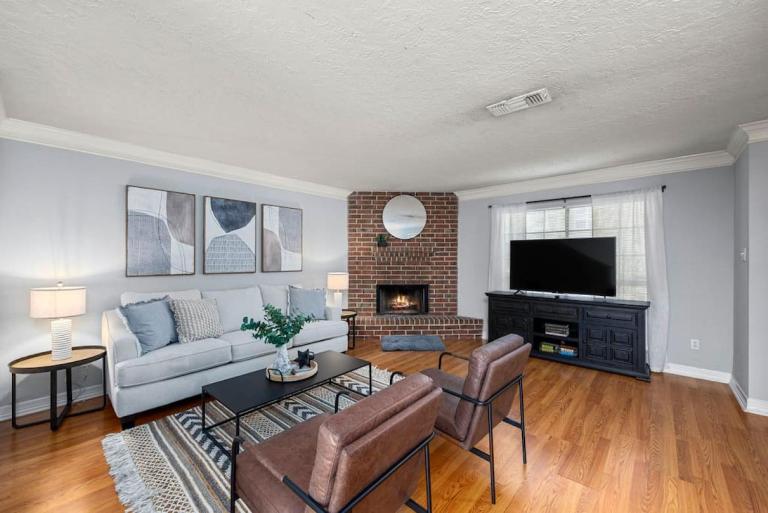 Modern Montrose 2BR Townhome Sleeps 10 with Gated Parking - Ferienwohnung Houston