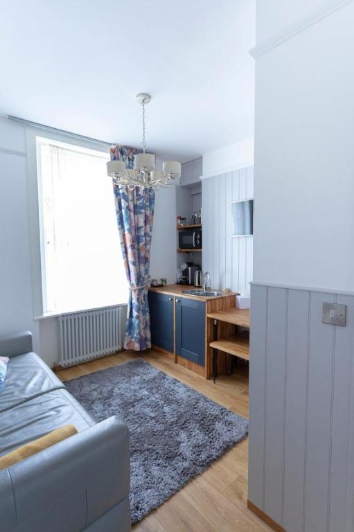 Ground floor apartment at Number 8: king bed, en-suite, lounge, kitchenette - B&B Kent