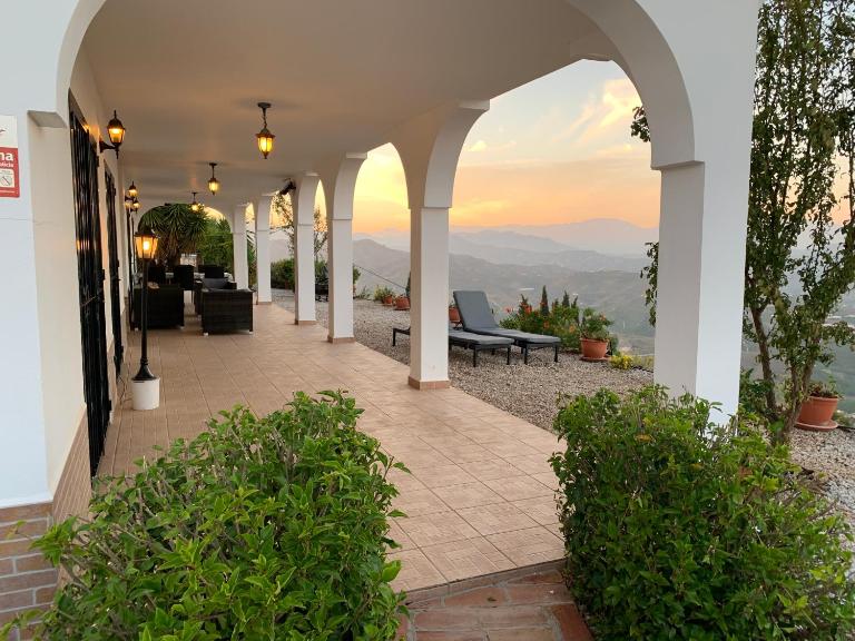 Casa Anhelando Andalucia - Een 8p villa met verwarmd zwembad op een heuveltop met magnifiek uitzicht, waaronder zeezicht, nabij dorp en strand - B&B Iznate