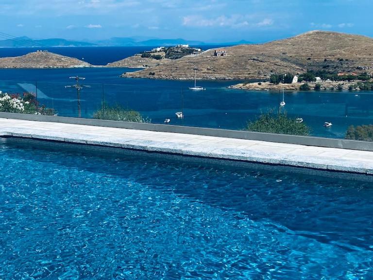 Villa Faros Vourkari Kea with private pool and stunning views - B&B Vourkárion