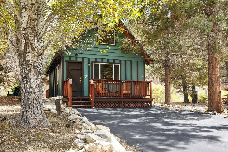 Hot Tub & Deck: Big Bear City Cabin Near Skiing - Ferienwohnung Big Bear City