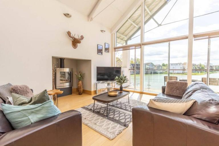 Oak Lodge HM7 HOT TUB Lakeside Spa Property - Chambres d'hôtes Somerford Keynes