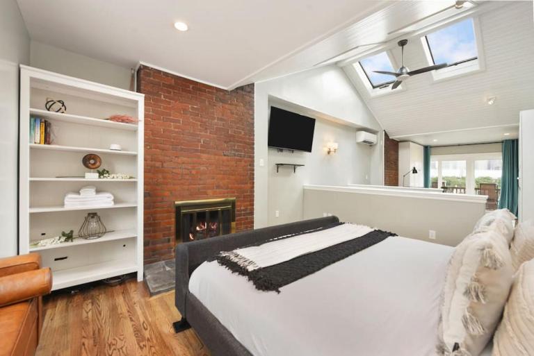 HostWise Stays - Great Balcony Views, Patio, Minutes to Stadiums - B&B Pittsburgh