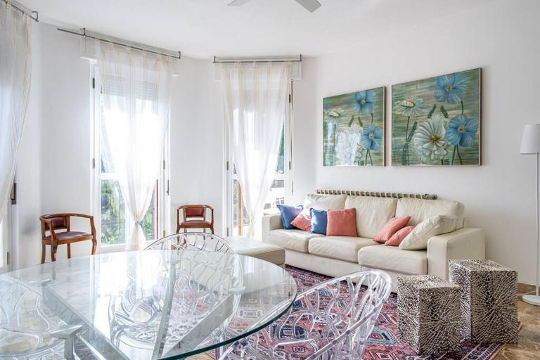HOST4U - RELAIS VITTORIALE Cozy Apartment with Balcony in Gardone Riviera, Parking Included - B&B Gardone Riviera