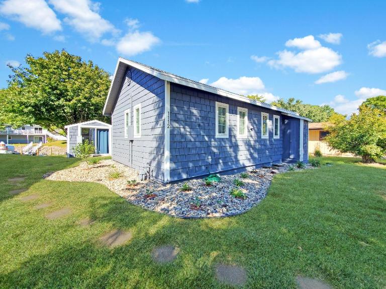 The Canal Cottage off West Lake Okoboji - B&B Milford