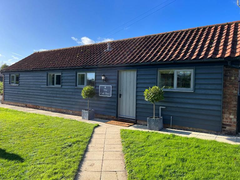 The Calf Shed - cozy cottage in peaceful Norfolk countryside - Bed and Breakfast Aldeby
