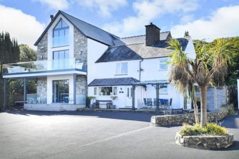 Beautiful cottage a stones throw from the beach. - Bed and Breakfast Llanbedrog
