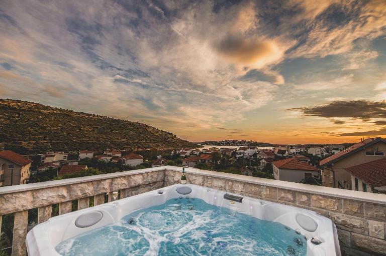 Apartments Villa Monique - B&B Rogoznica