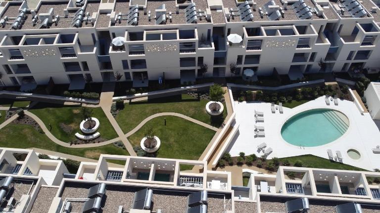 Stylish 2BR Apt w- Pool & Gym, Steps To Ria Formosa - Bed and Breakfast Tavira