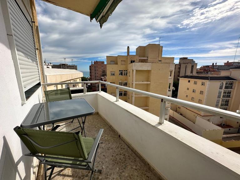 VER5 - Terraza con vistas al mar, Wifi, Smart TV, Piscina, Playa, Centro - B&B Torremolinos