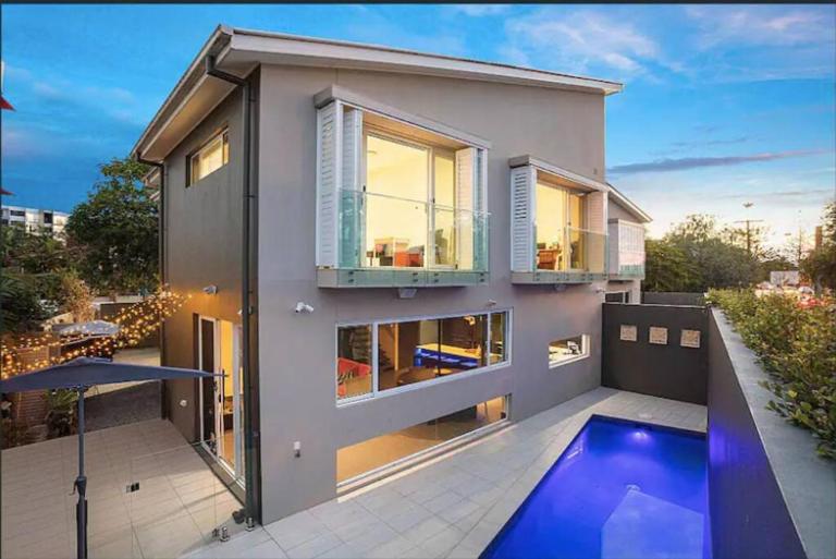 Stylish Surfers Paradise Haven 4BR4B Stunning Pool 2 - B&B Costa Dorada