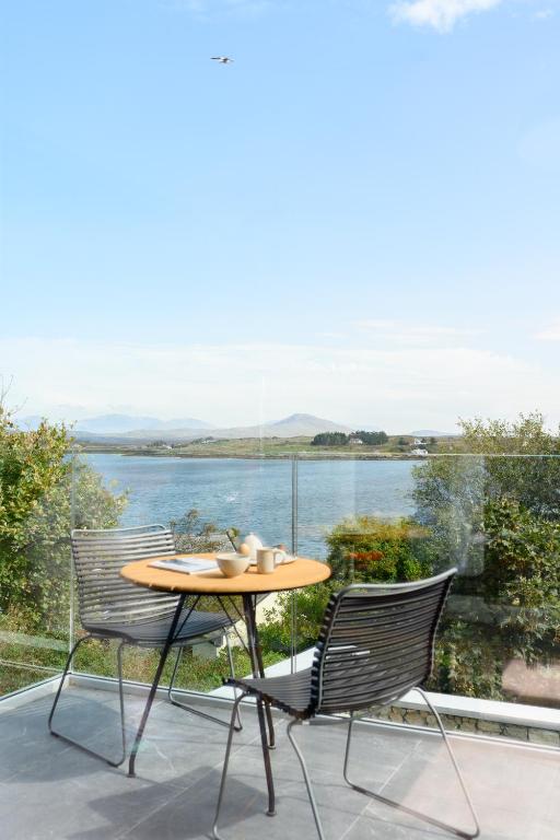 WITHIN THE VILLAGE - B&B Roundstone