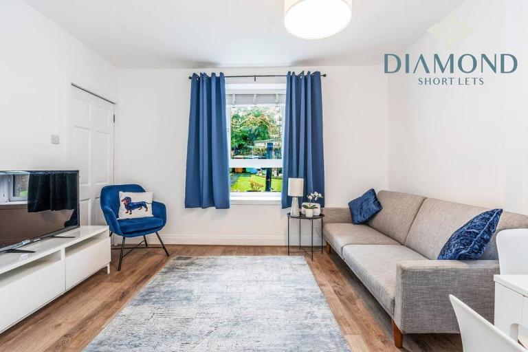 FOUNDRY - 2 Bedrooms, Fully Equipped, Free Parking, WiFi, FAVOURITE for Contractors, Long Stays Welcome, Food, Bars, Shops by Diamond Short Lets - B&B Dunfermline