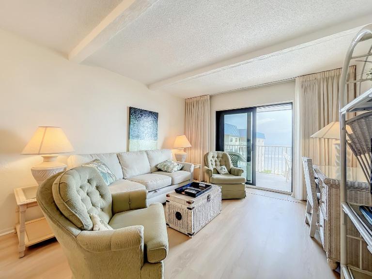 Lovely beachfront corner unit overlooking pool and clubhouse ~ HA501 - B&B Edgewater