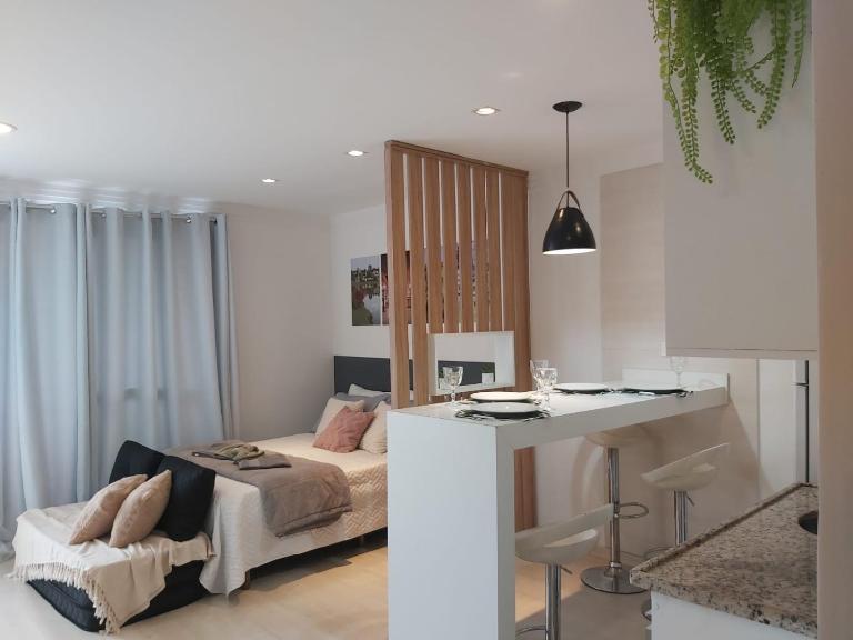 Lindo studio equipado em apartamento clube com academia e conforto no centro de Curitiba - MID Home - B&B Curitiba