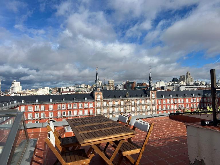 Plaza Mayor private terrace apartment - B&B Madrid