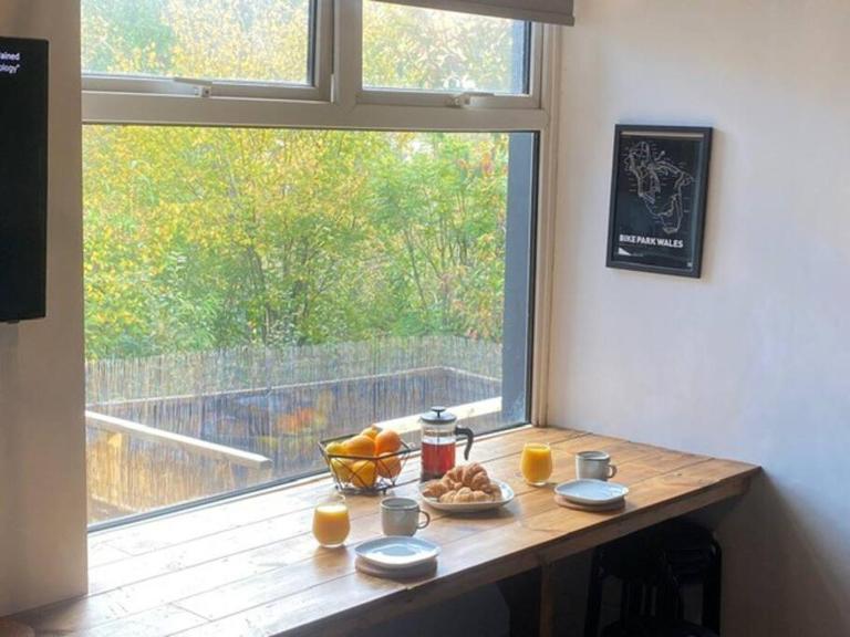 Brooklands House, Visit Wales, secure bike storage, Bike Park Wales - B&B Troedyrhiw