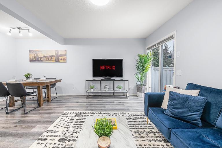 Large Townhome Near Anthony Henday in Ellerslie with Driveway & Visitor Parking, King Bed, 4 Queen Beds, Fully Equipped Kitchen & More! - Bed and Breakfast Edmonton