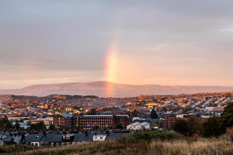 Modern 2-Bedroom Loft Apartment - Pendle Hill & Ribble Valley Views - Free Parking - B&B Church