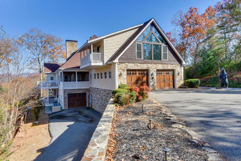 Hot Tub, Arcade & Casino! Blue Ridge Mtn Mansion - B&B Blairsville
