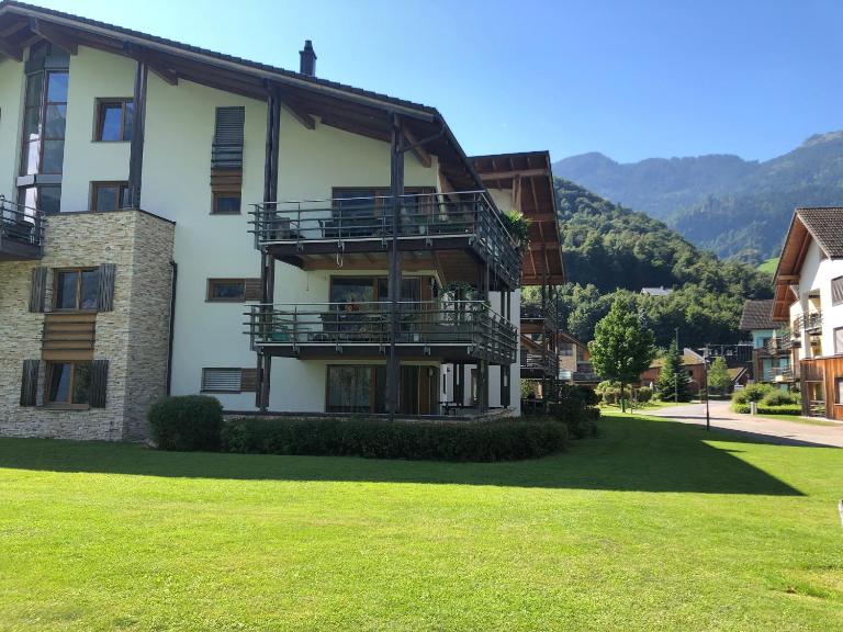 Spacious apartment with sauna and lakeview, in walking distance of ski lift - B&B Unterterzen
