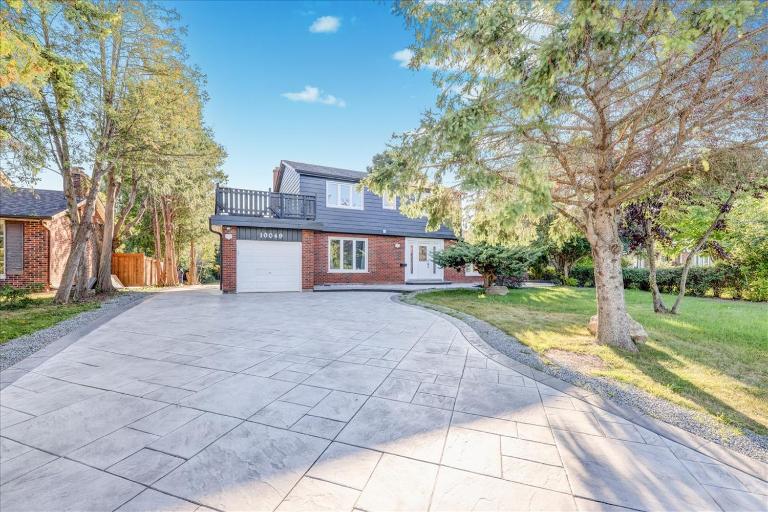 Stunning 7 Br RougeView Home with 2 Kitchens, 5 Bathrooms, Amazing Backyard & 8-Car Parking - B&B Toronto