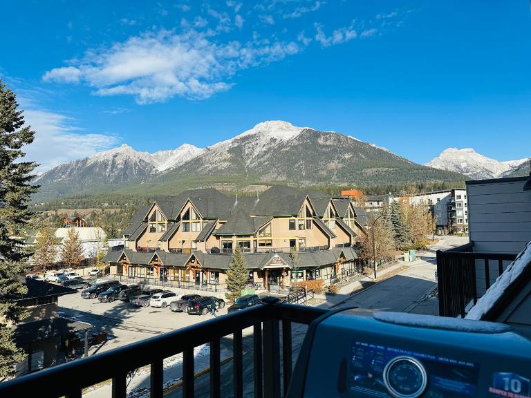 2-in-1 Skyline MTN Retreat - Hot Tub - Pool - AC - B&B Canmore