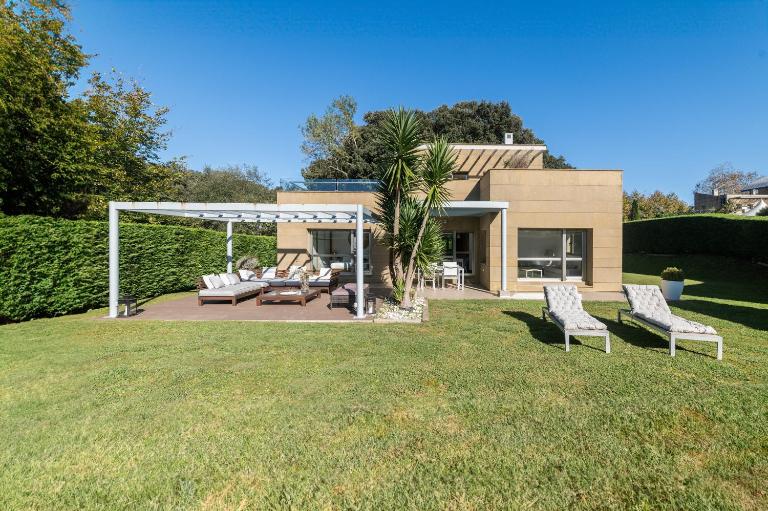 helloasturias, Casa en Llanes con piscina, jardín, cerca de la playa. - B&B Llanes