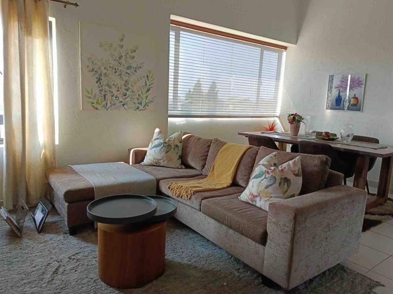 Lustrous Loft Living in Penthouse - Bed and Breakfast Roodepoort
