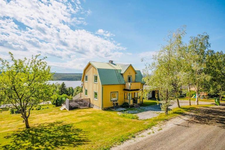 Villa Kakelbont! - B&B Föllinge