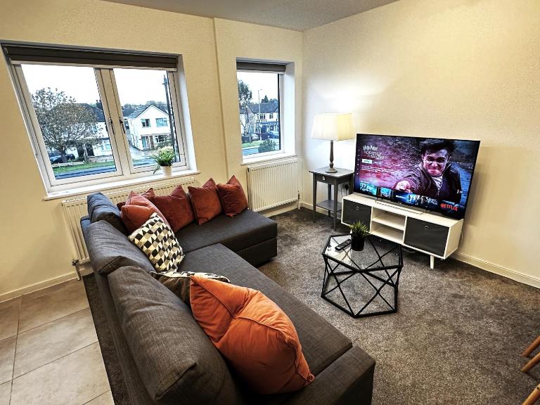 Walnut Flat, 2-Bedroom with Ensuite - Parking, Netflix, WIFI - Close to Oxford, Bicester & Blenheim Palace - F4 - B&B Oxford