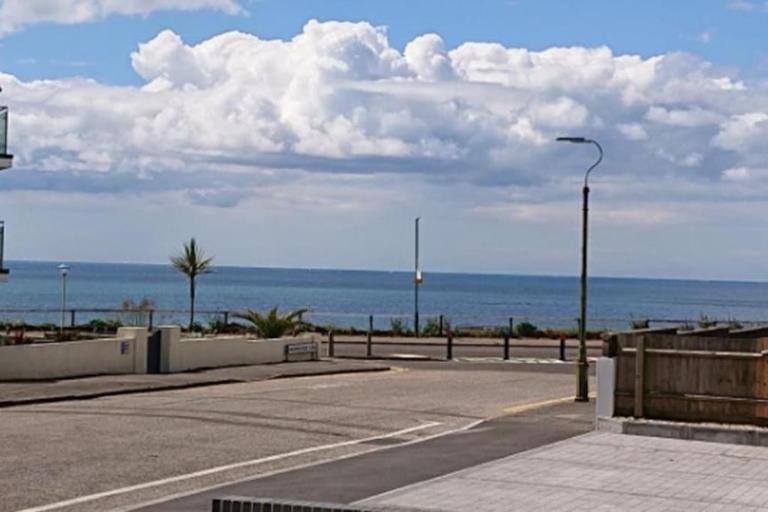 LIKONI 3 by BOURNECOAST - A Modern Apartment with SEA VIEWS, Patio and Parking - FM6193 - B&B Bournemouth