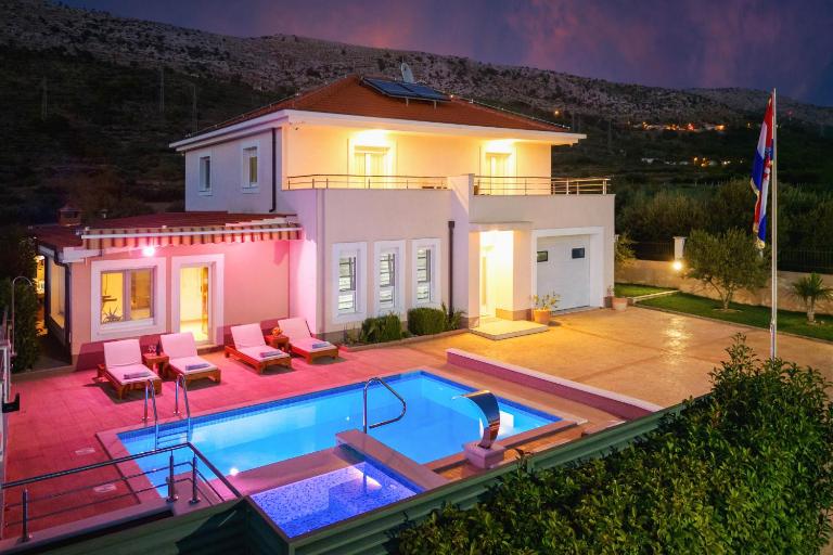 VILLA MILLA with private pool, jacuzzi, sauna, gym, max. 8 person - Chambres d'hôtes Srinjine