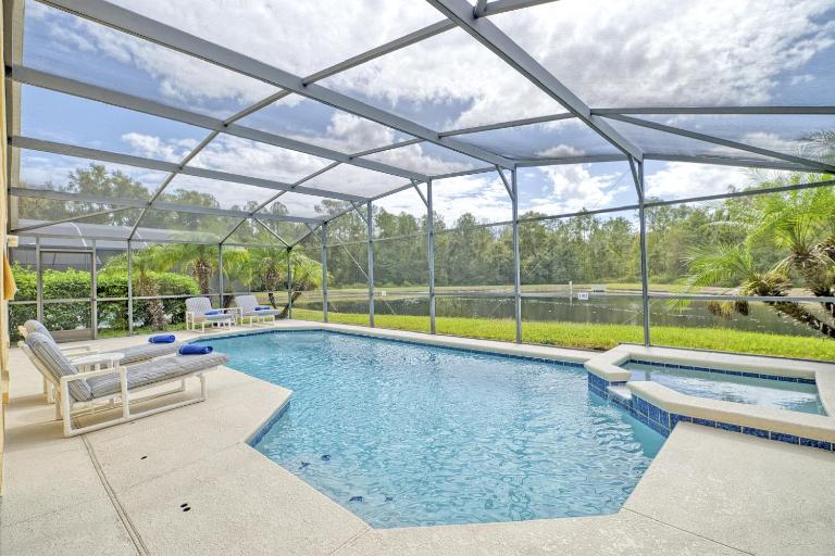 Sunny lake view villa with pool spa - close to attractions - B&B Davenport