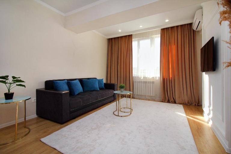 Неповторимая студия в Молодежке - Bed and Breakfast Almaty