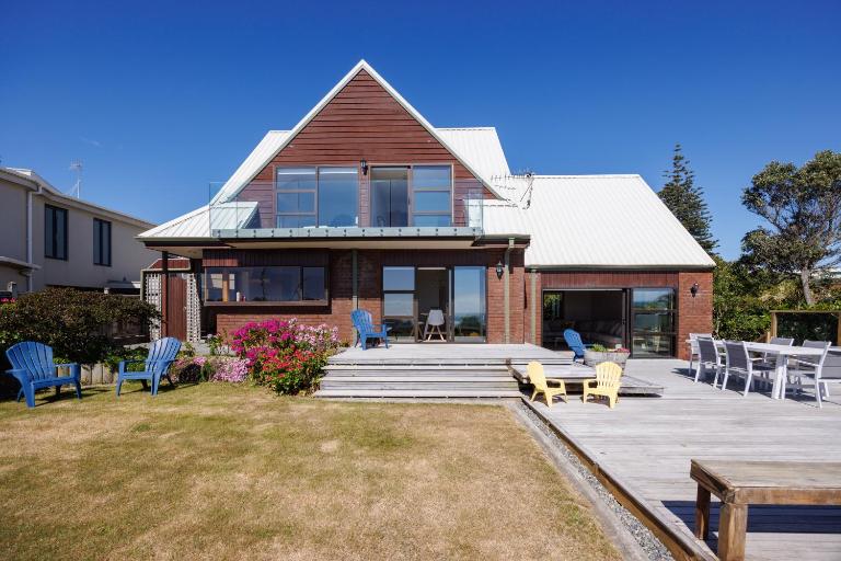 Absolute Beachfront Holiday Home With Private Beach Access To Swim Beach Spectacular Sunsets - B&B Paraparaumu