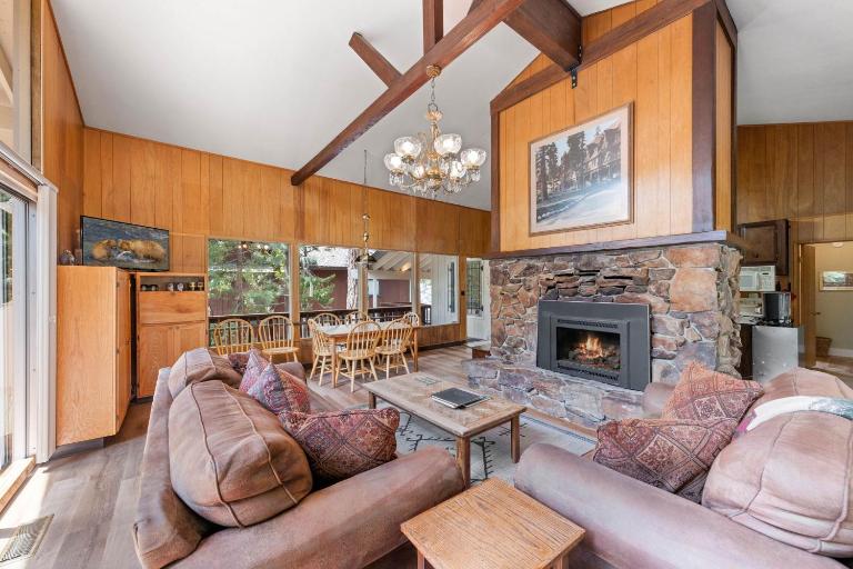 Starry Skies on the West Shore, Private Beach, Fireplace, Pet Friendly, Close to Ski Resorts - Ferienwohnung Tahoe City
