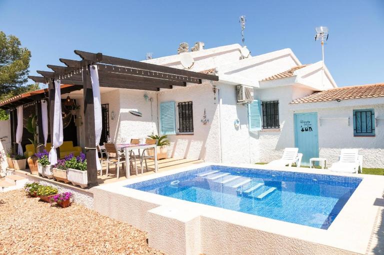 Agustina - Casa adosada en Riumar con jardín, barbacoa y cerca del mar - Deltavacaciones - Bed and Breakfast Riumar