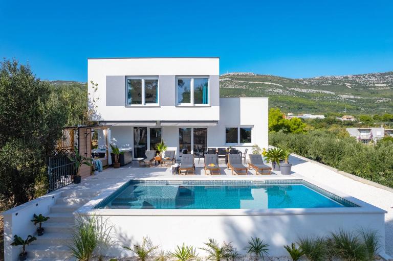 Villa Lea with 4 bedrooms, 40sqm pool, Hot-Tub, 2km from beach - Chambres d'hôtes Kaštel Novi