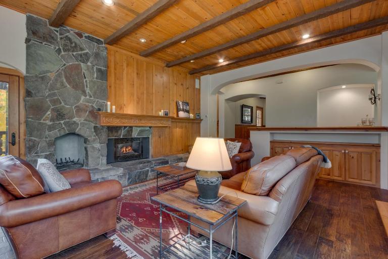 Swiss Chalet-Palisades, 6 BR, Hot Tub, Pets Ok, Ski Shuttle! - B&B Olympic Valley