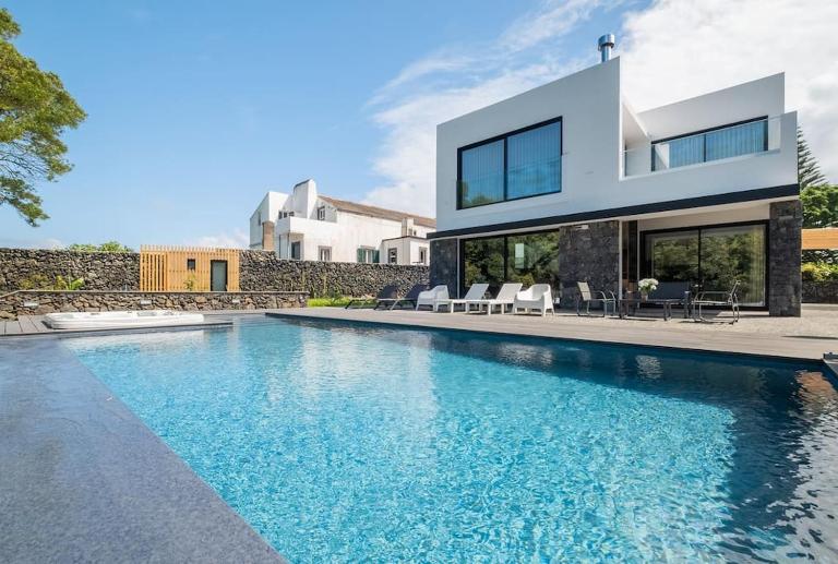 Lotus House - Heated Pool & Jacuzzi near the Beach - B&B Ponta Delgada