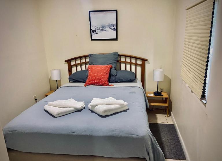 Private Room near Miami Airport - Free parking - 01 - B&B Miami