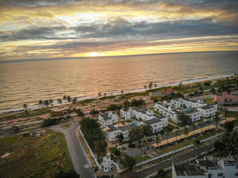 Paraiso frente ao mar, réplica de uma vila grega! - Ferienwohnung Aracati