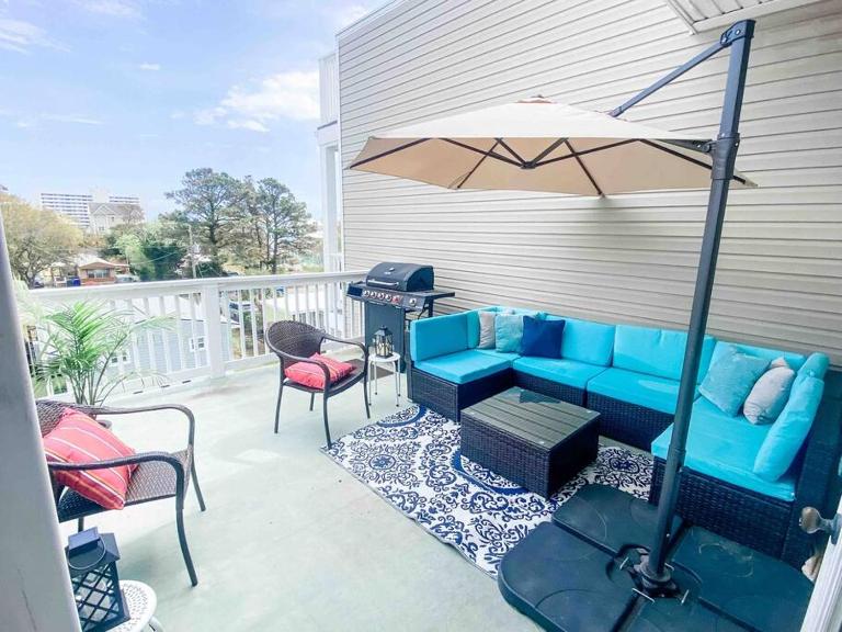 Luxury Townhouse w/ Golf Cart & Private Elevator - B&B Carolina Beach