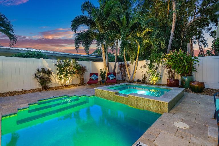 Walk to The Ave- Heated Pool, Spa, Golden Tee and Putting Green - mins to Beach- by Maven Vacation Rentals - B&B Delray Beach
