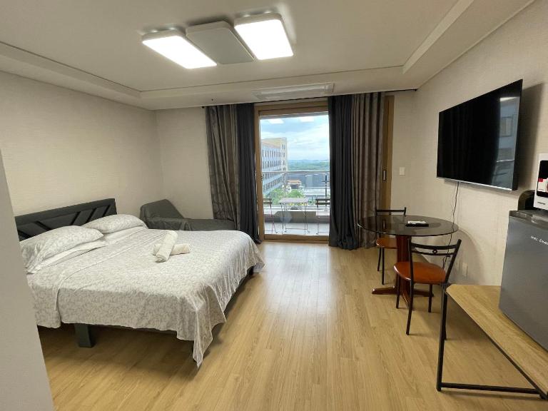 Spacious Luxury Condo w/ kitchen beside Hilton Clark D’Heights - Bed and Breakfast Pampang