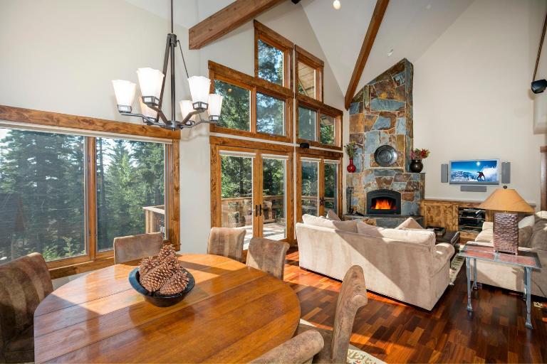 North Shore Bliss by Tahoe Getaways - 3 BR plus loft & Private Hot Tub - B&B Carnelian Bay