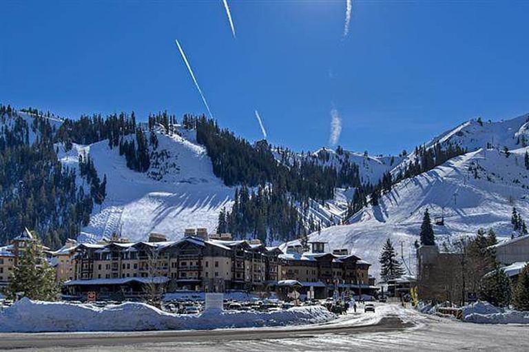 Palisades Tahoe Ski Condo by Tahoe Getaways - Remodeled 2 BR, Walking Distance to Lifts & Village - B&B Olympic Valley