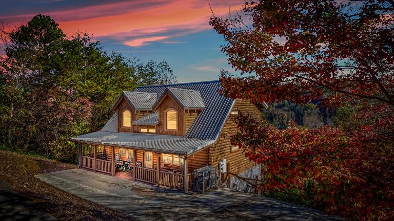 Bearfoot Pines - True Log Cabin - Wi-Fi, Hot Tub, Fishing, Deck with views! - Mins to PF - Ferienwohnung Sevierville