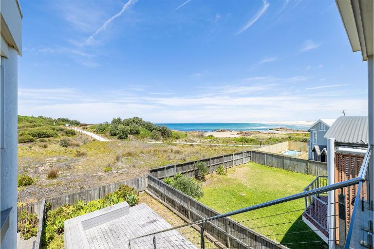 Birubi First Wave, 45a Ocean Ave - pet friendly, waterfront, waterviews, air con, Wi-Fi - B&B Eneabba